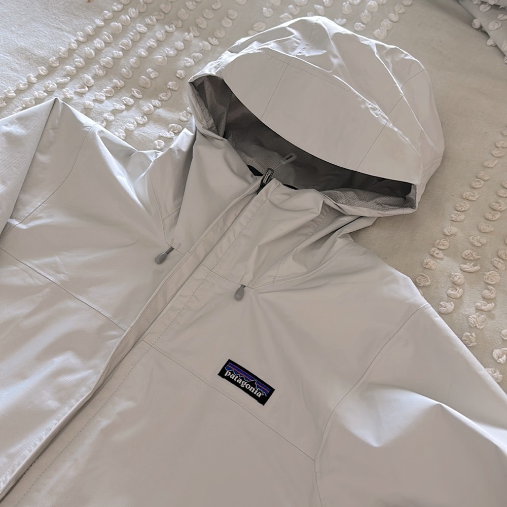 Like new condition✨ Dove white Womans Patagonia jacket. Size medium.